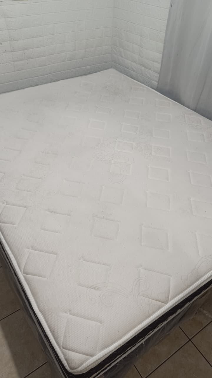 Colchão de casal limpo, depois da higienização