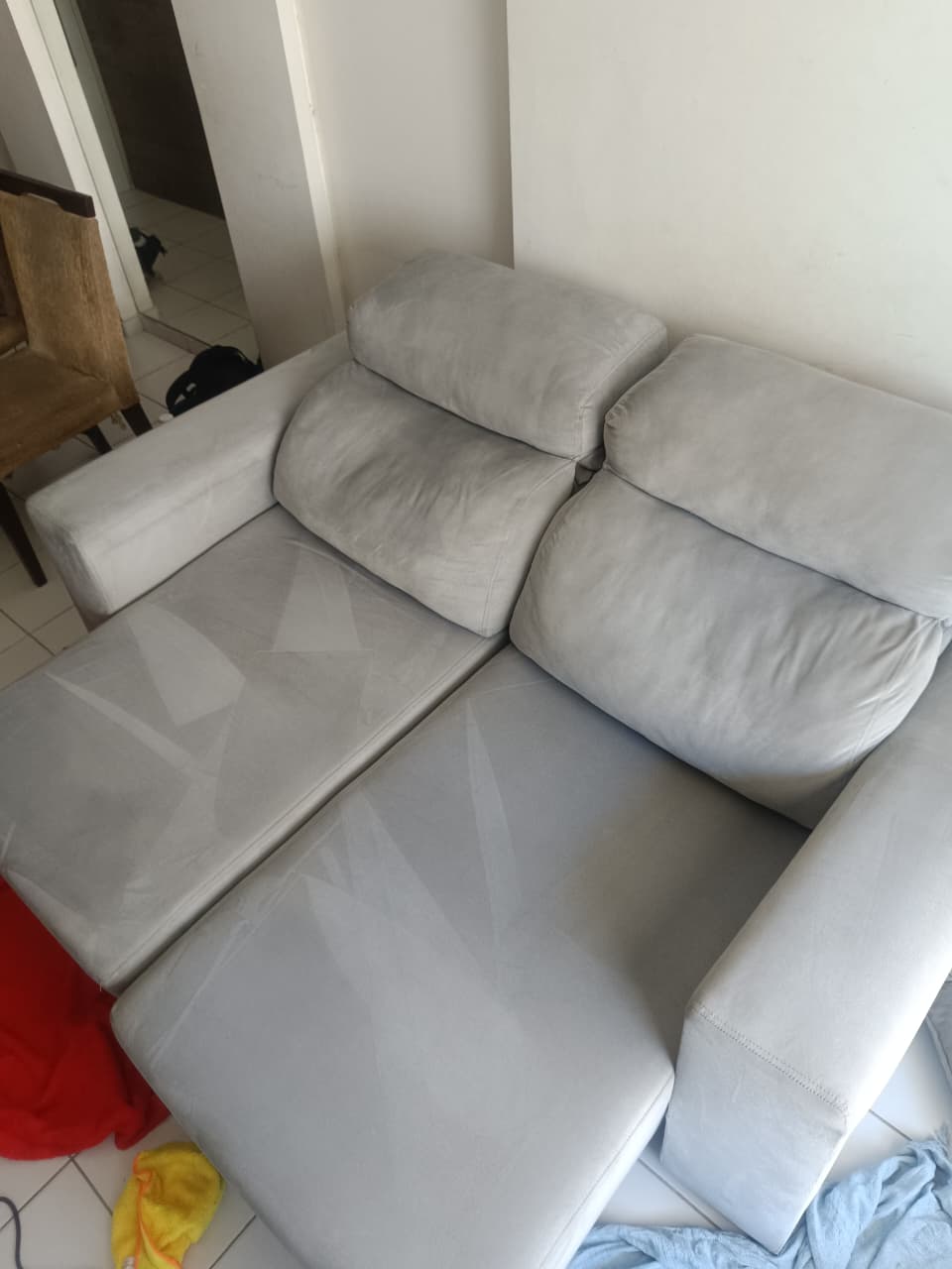 Sofá retrátil cinza após higienização