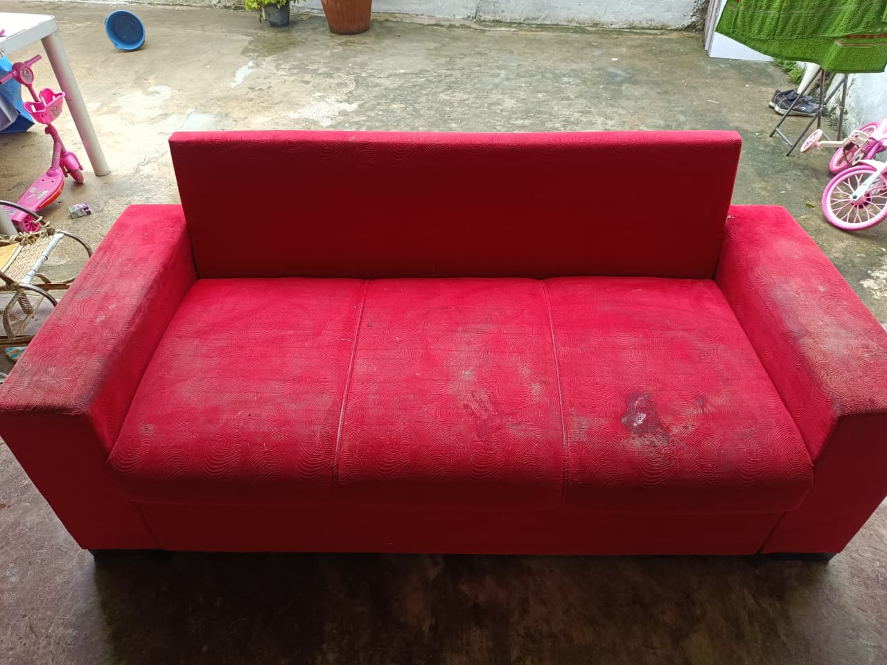 Sofá vermelho 3 lugares com manchas, antes da limpeza