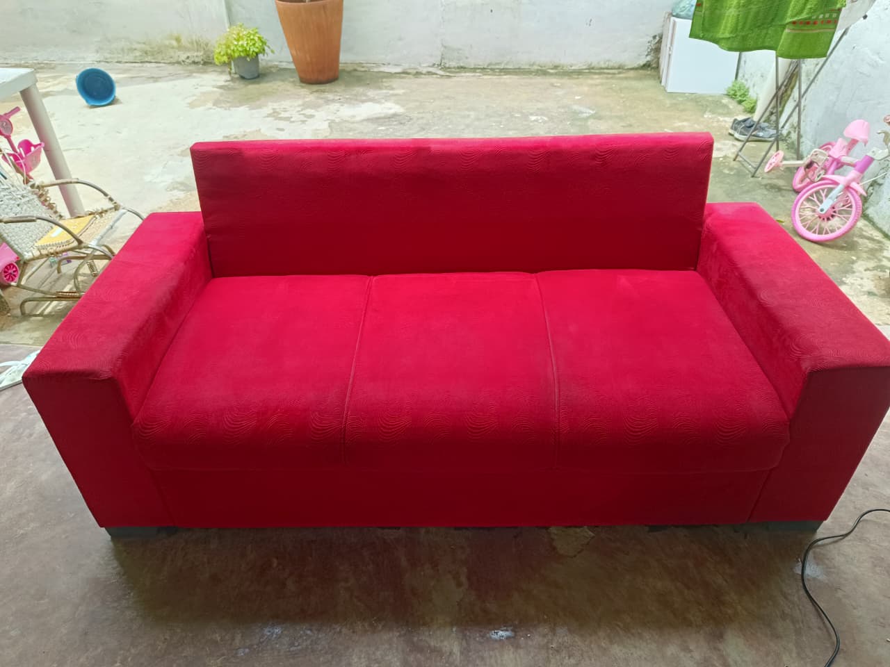 Sofá vermelho 3 lugares limpo, depois da higienização
