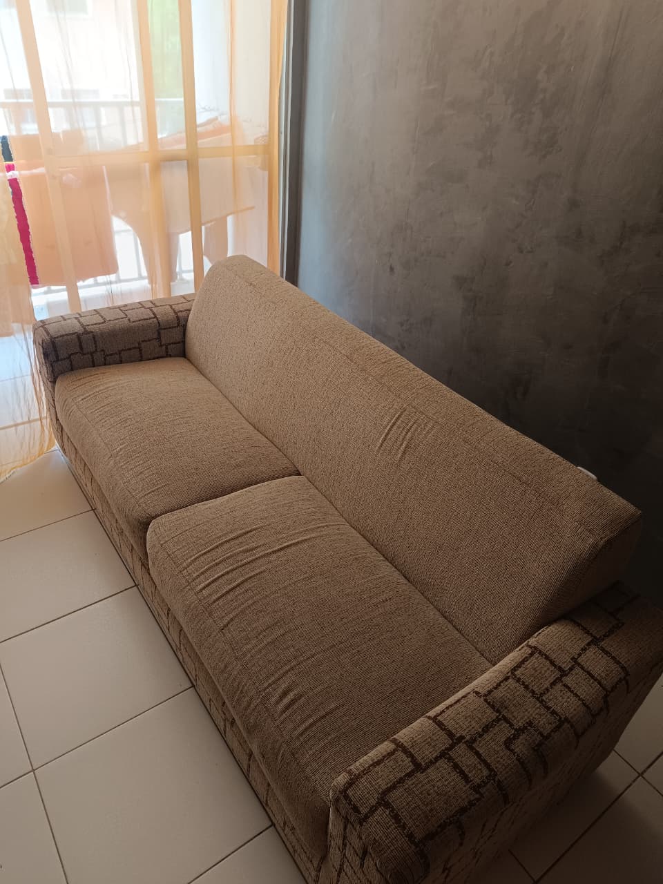 Sofá bege 2 lugares com aparência desgastada, antes