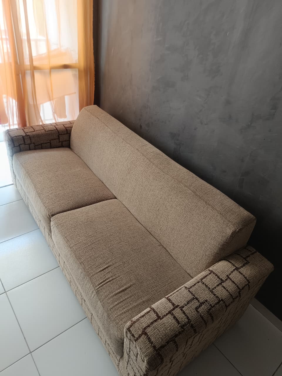 Sofá bege 2 lugares com aparência renovada, depois