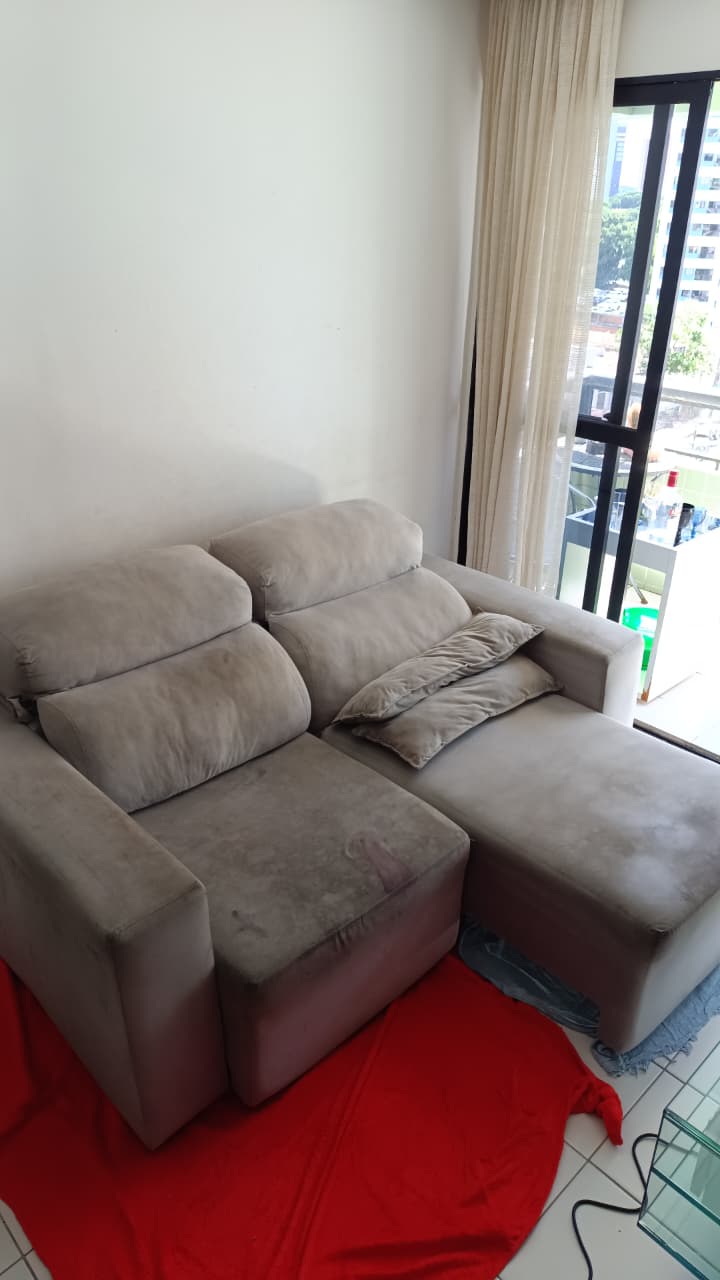Sofá retrátil cinza com manchas, antes da limpeza